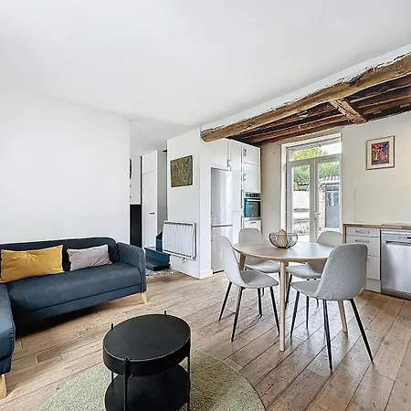 Pleasant Old And Comfortable Little House Hébergement de vacances