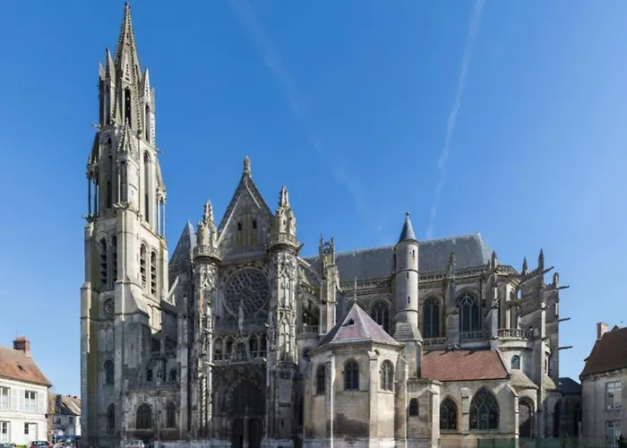 Pleasant Old And Comfortable Little House