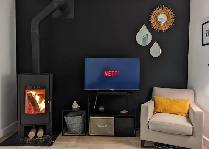 Pleasant Old And Comfortable Little House Hébergement de vacances