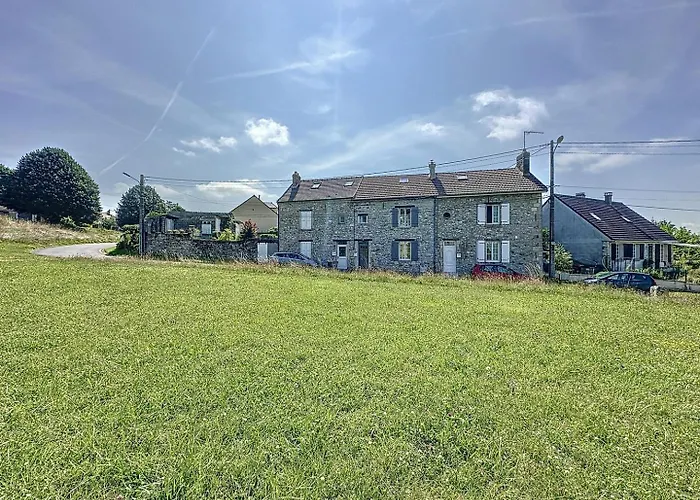 Pleasant Old And Comfortable Little House