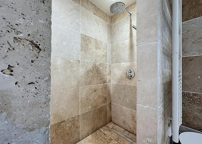 Pleasant Old And Comfortable Little House *